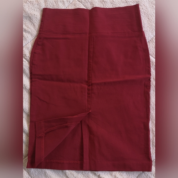 Red pencil skirt. - Picture 4 of 6